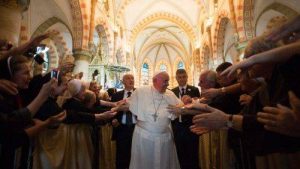 Aumentam os católicos no mundo. Diminui o número de sacerdotes